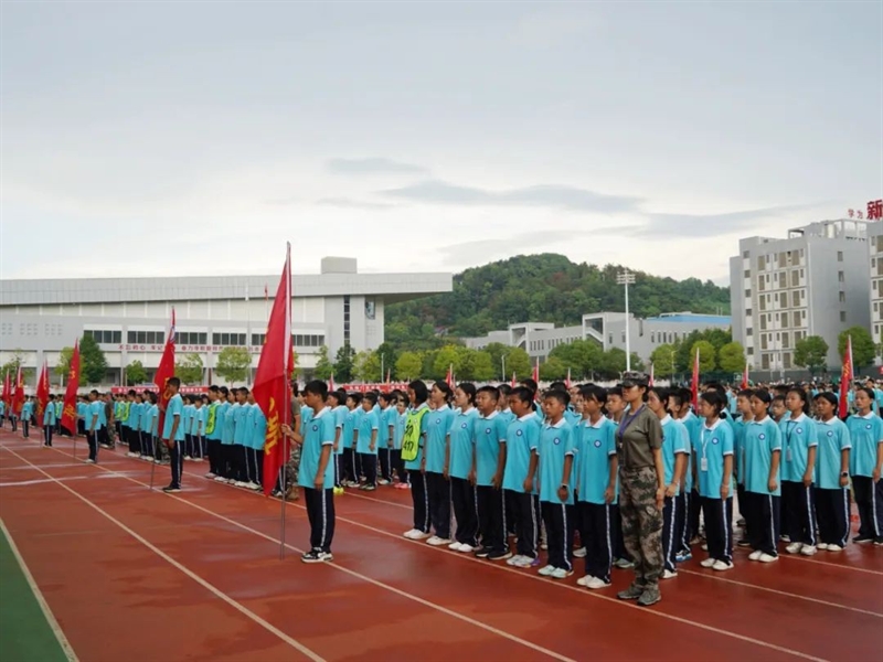  风姿矫健展风采 奋楫争先正青春——娄底一中举行2024级初一新生国防教育活动汇报表演