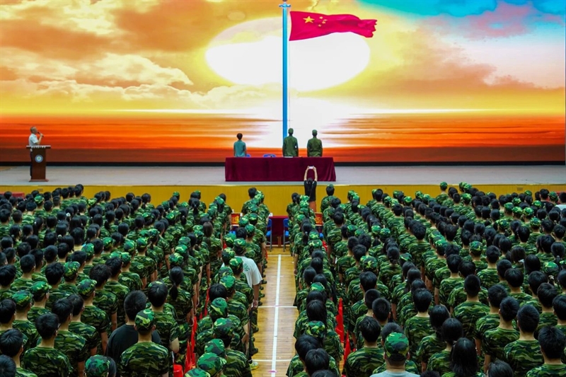  八十载抗战铸丰碑 新时代军训燃青春——娄底一中举行2025级高一新生国防教育老兵宣讲活动